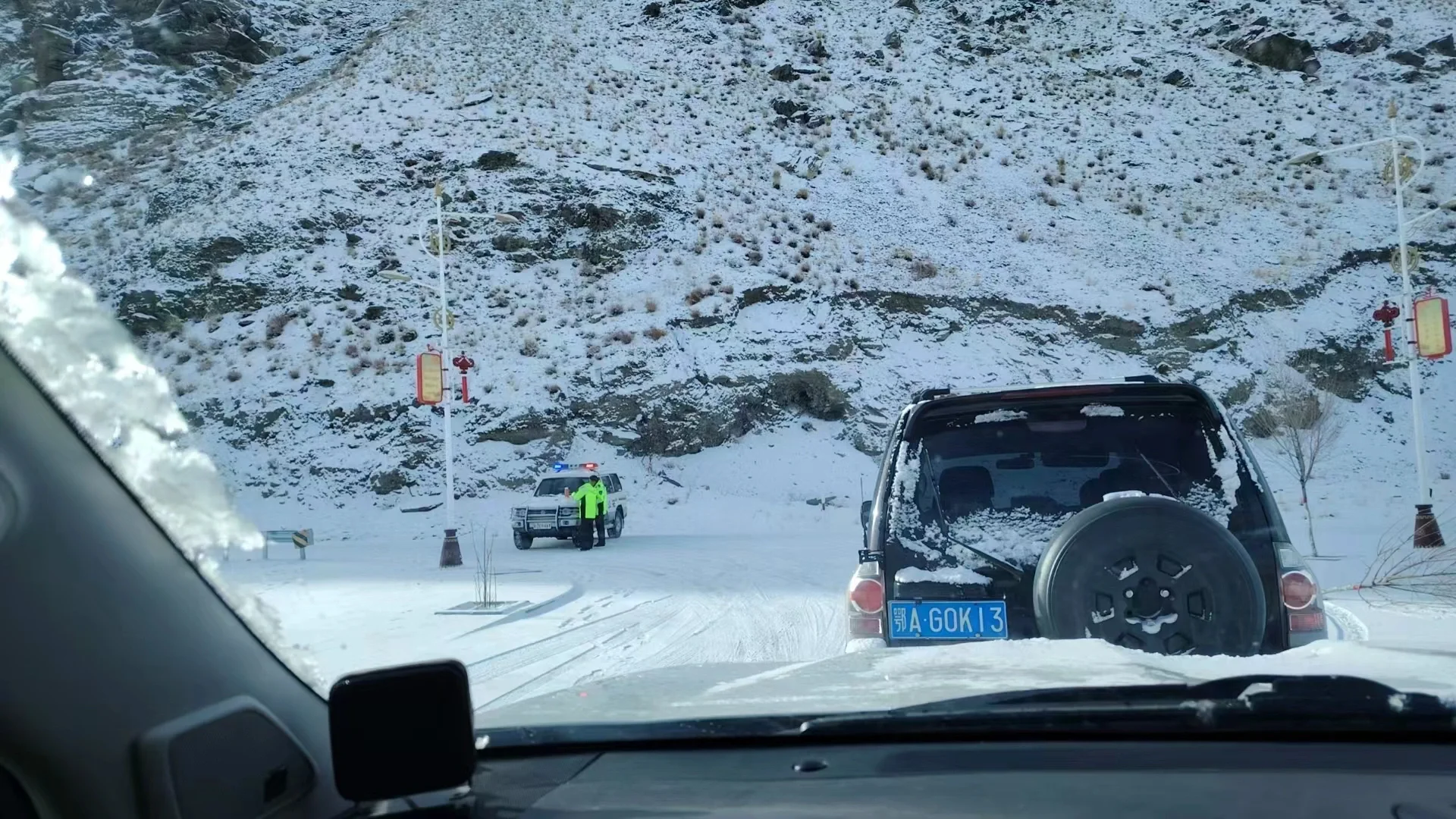 纳木措大雪，你的车带防滑链了没？会装链子不