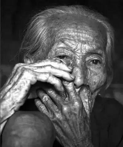 1939年，一19岁少女，被日军推进洗澡房。翻译官笑眯眯说：“你很漂亮，队长喜欢