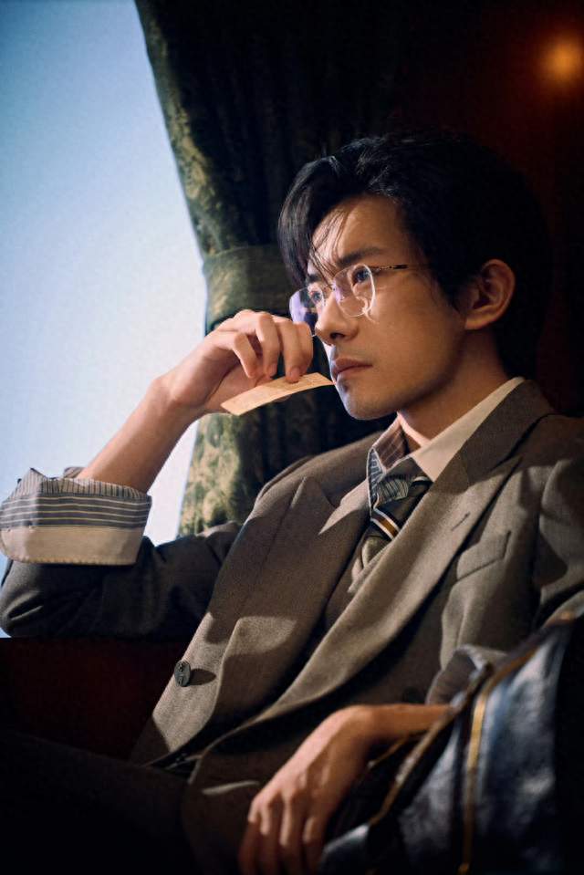 易烊千玺小心翼翼又惹祸了：顶级沉稳之下，藏着最纯粹的笨拙温柔