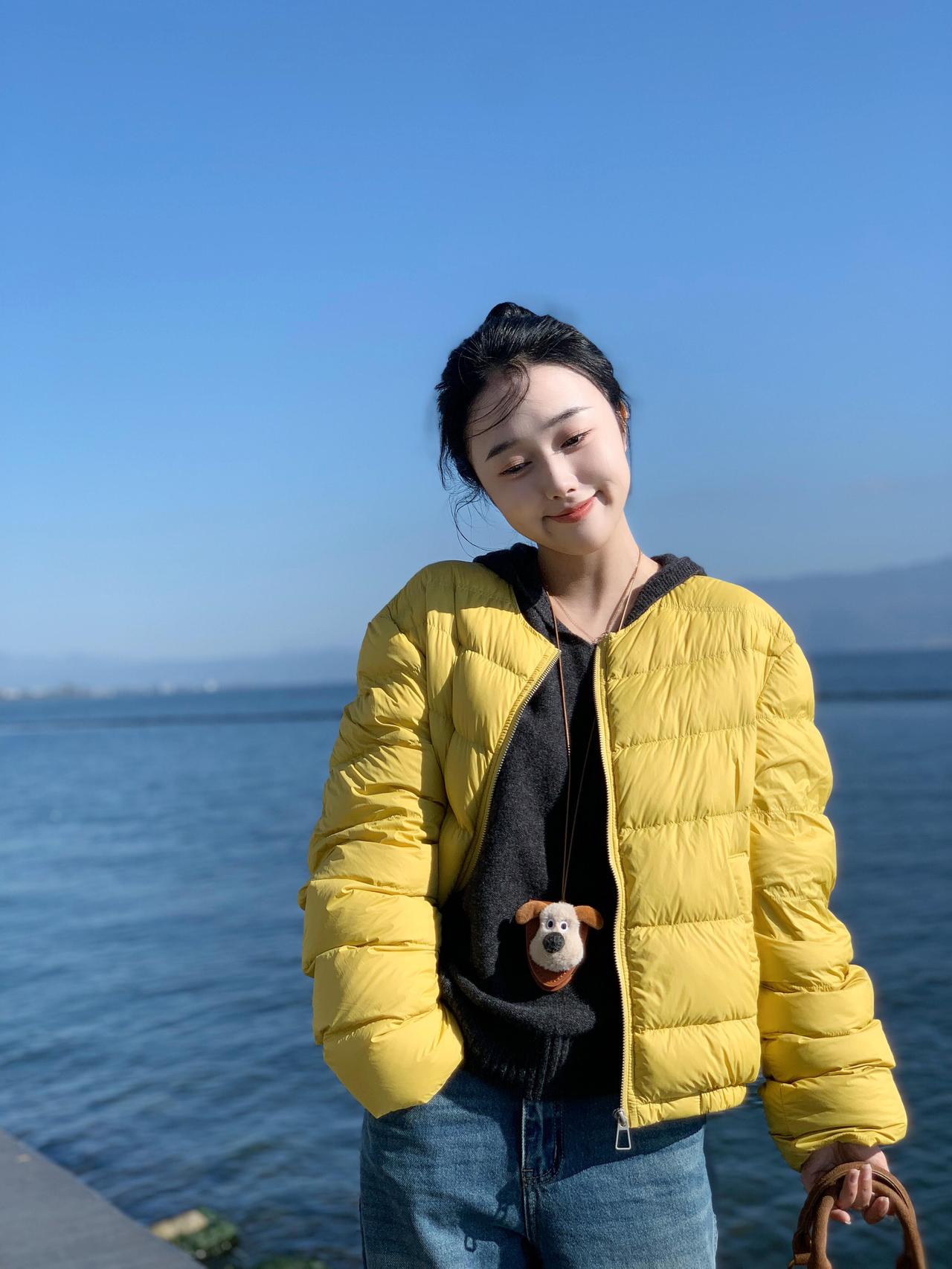 黄衣少女倚水边