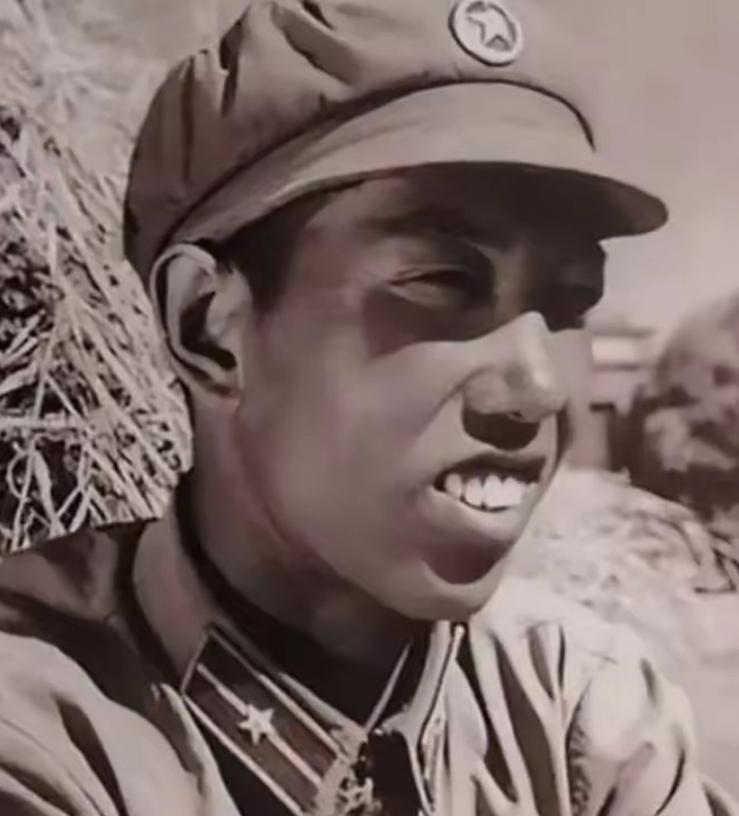 1963年国庆阅兵，一名年轻少尉站在天安门观礼台上，毛主席好奇询问他名字后，大笑