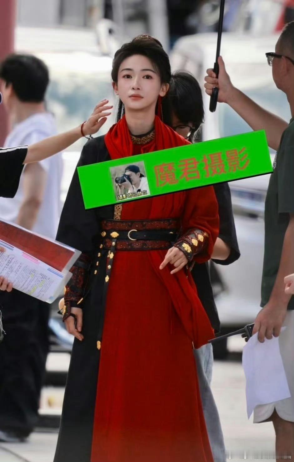 吴谨言江山为聘红衣高马尾造型吴谨言江山为聘第一套造型吴谨言江山为聘第一套造型，有