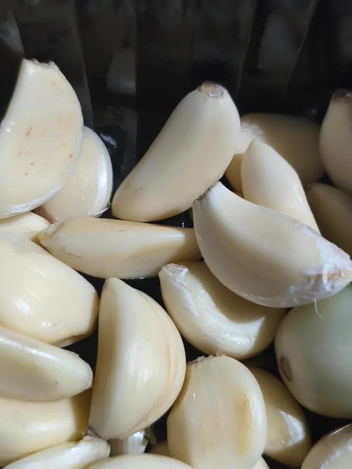 你们有吃东西就大蒜的习惯吗?
在我们这边，除非白天上班，蒜味影响到别人，大都会吃