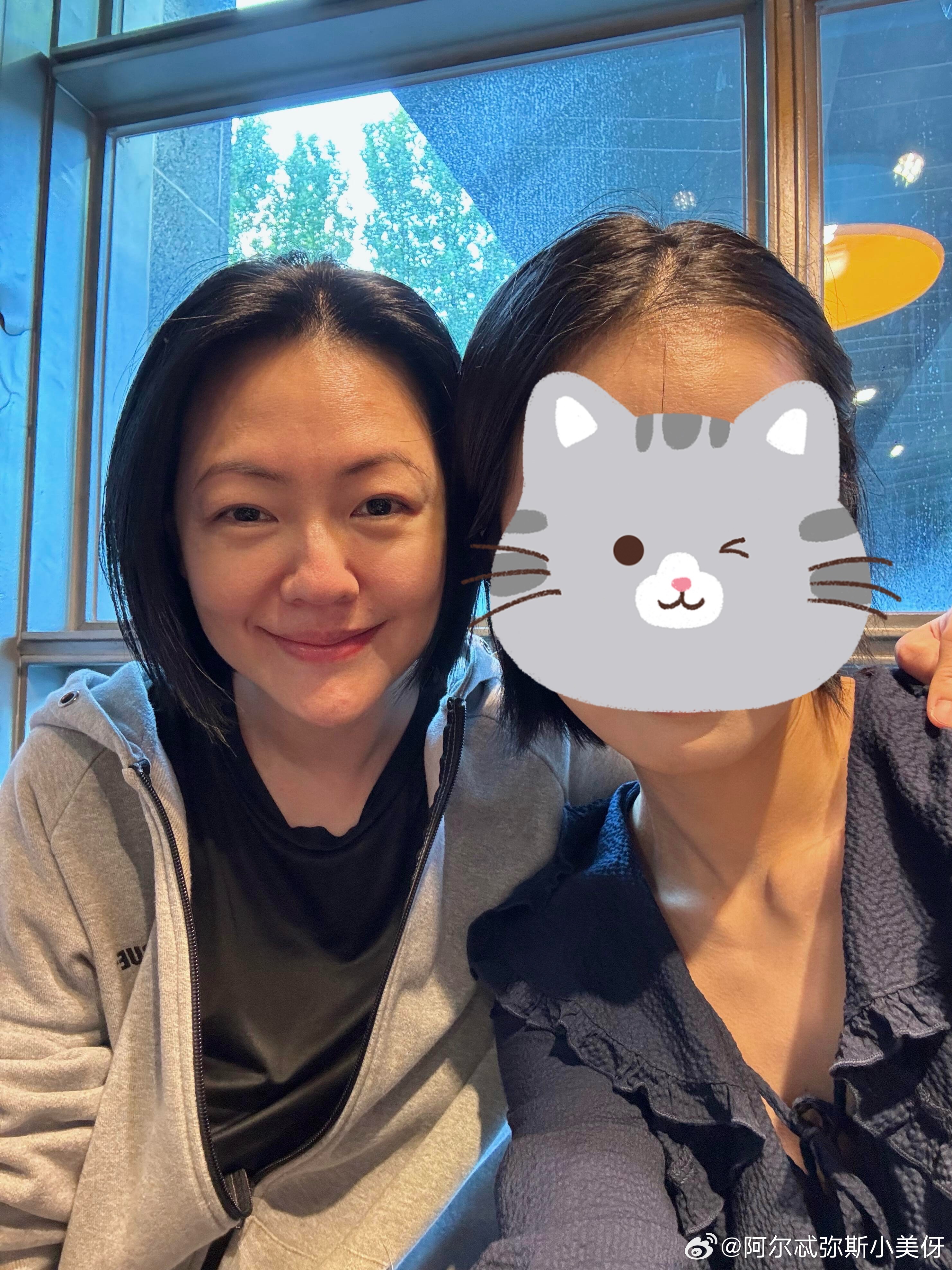 小S神态越来越像大S有网友在台北偶遇了小S，网友夸熙娣皮肤超级亮，头发乌黑发质柔