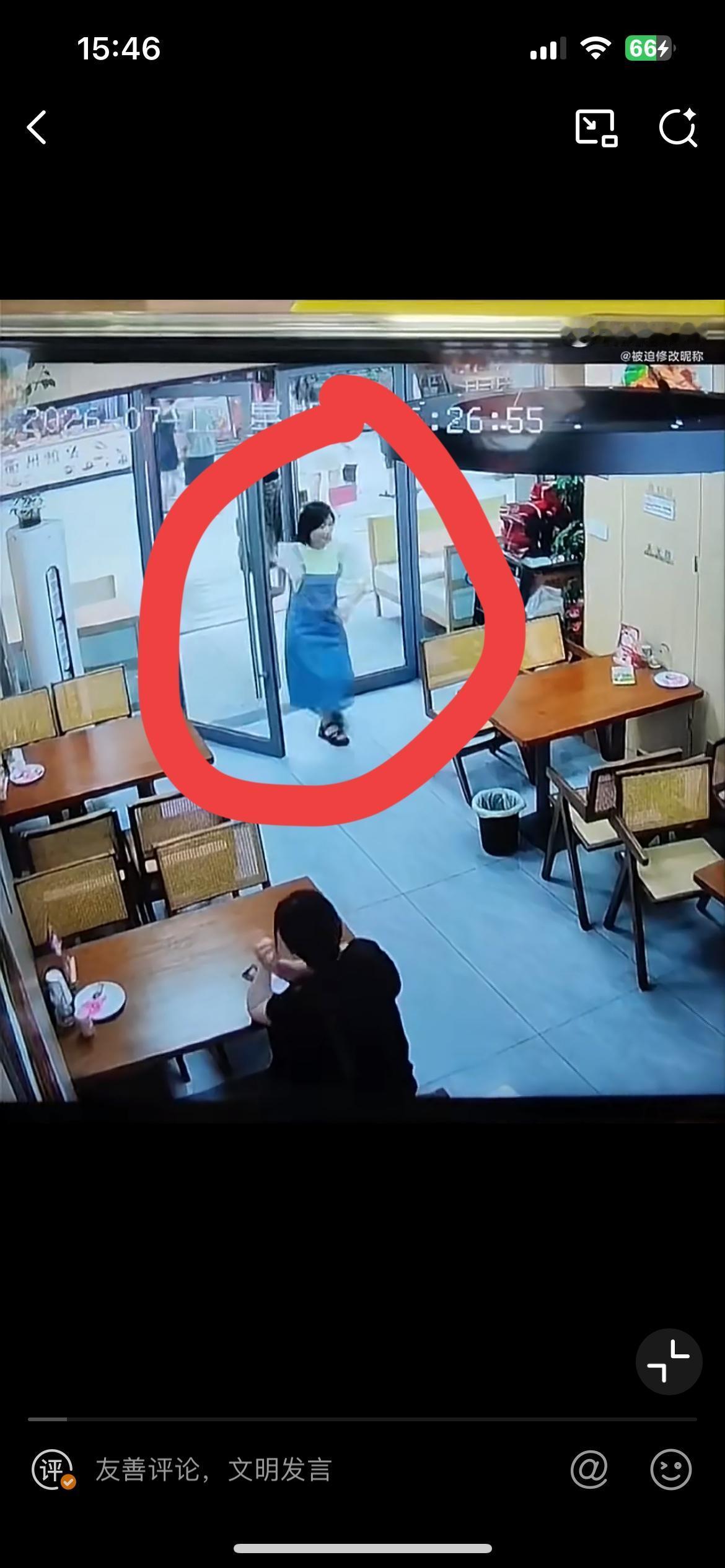 这个穿裙子的小仙女走进一个小饭馆，抽起多张纸巾擦脚擦鞋，旁若无人，既不给饭馆的老