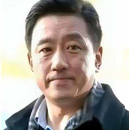 一个演员，戏拍了七成，突然要求片酬翻倍，不给就罢演。导演二话不说，把已经拍好的几