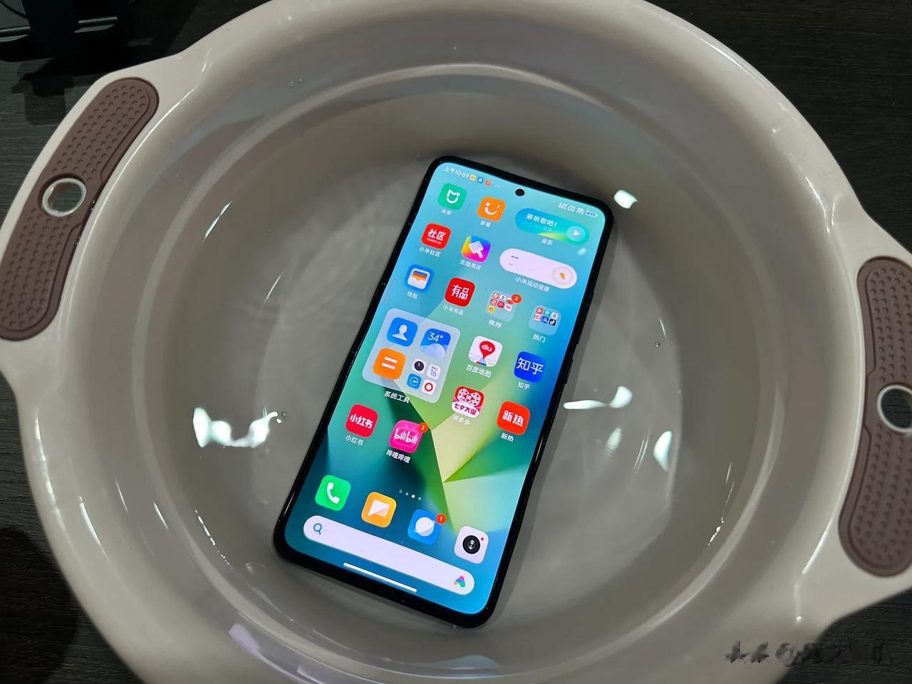 三年了，一万多块多支持ip68防水的手机我用了三年，房子被我买没了，钱包被我买空