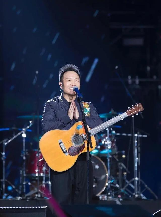 1995年，田震对许巍说：“我想买你一首歌，多少钱都行！”许巍却说：“我的歌你随