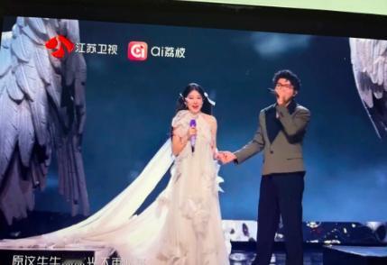 沈佳润也很无奈啊，
她翻来覆去想不明白，
明明彩排时跟毛不易配合得好好的，怎么一