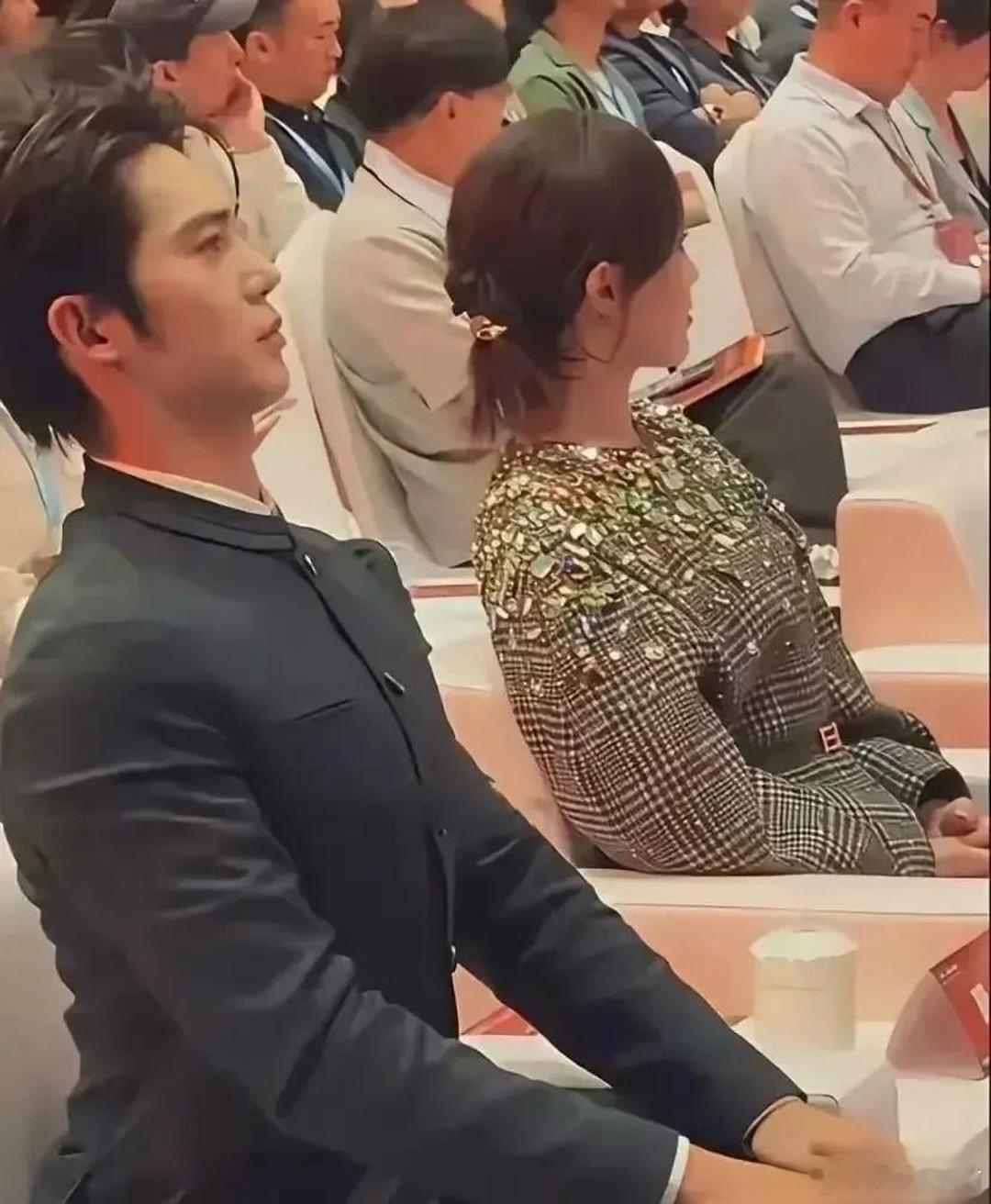 不怪旁﻿边小⁠姐姐﻿﻿一⁠⁠脸尴尬，⁠‎换我我‏也﻿一样。 
