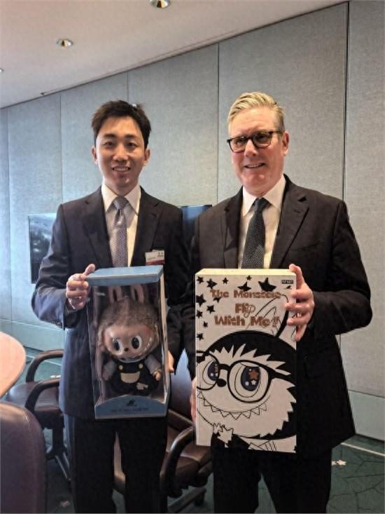 昨晚，中英商务论坛那场光鲜的闭门圆桌会刚散场。在伦敦某私人俱乐部里，一位刚从泡泡