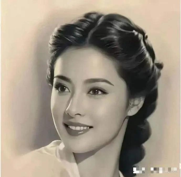 “原来刘亦菲妈妈才是家族颜值天花板！难怪刘亦菲曾笑称自己是家里最‘普通’的一个—