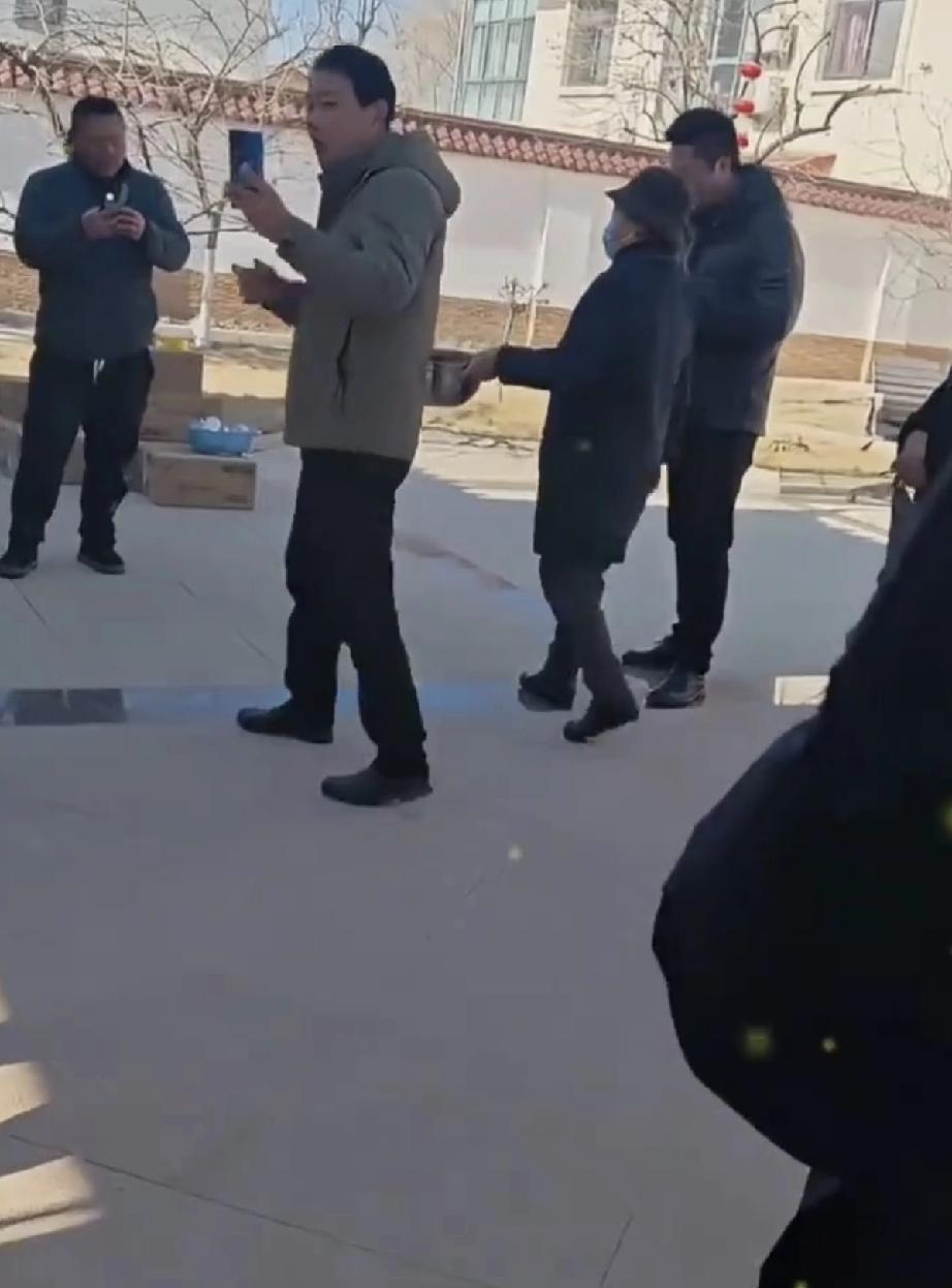 刘强东老家光明村的别墅院子内景曝光，光秃秃的什么都没有，不像是别墅！

1月30