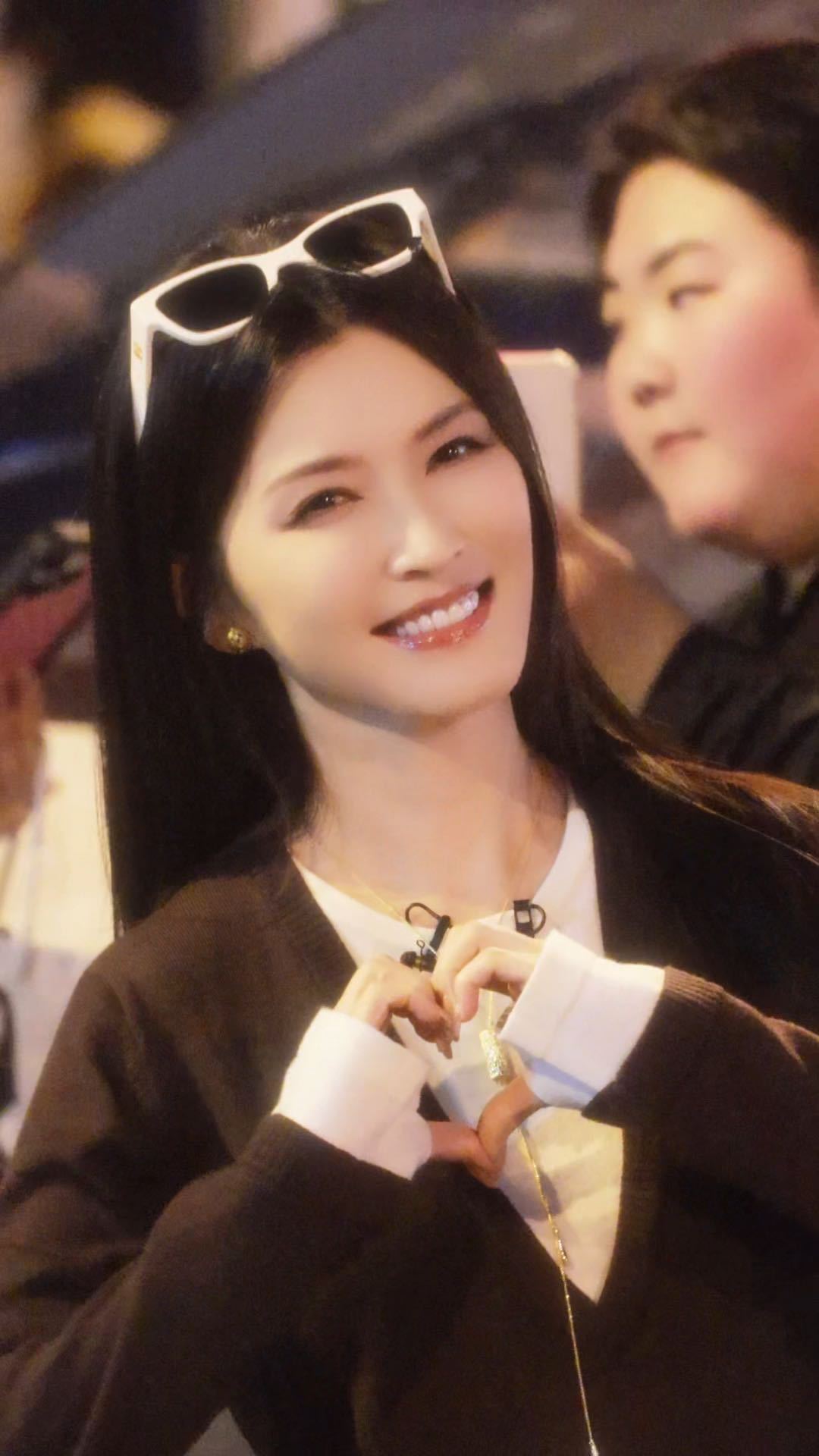 徐洁儿感谢大家的陪伴 粉丝把注水旗立在现场，徐洁儿看到后专门跑过去打卡。不是路过