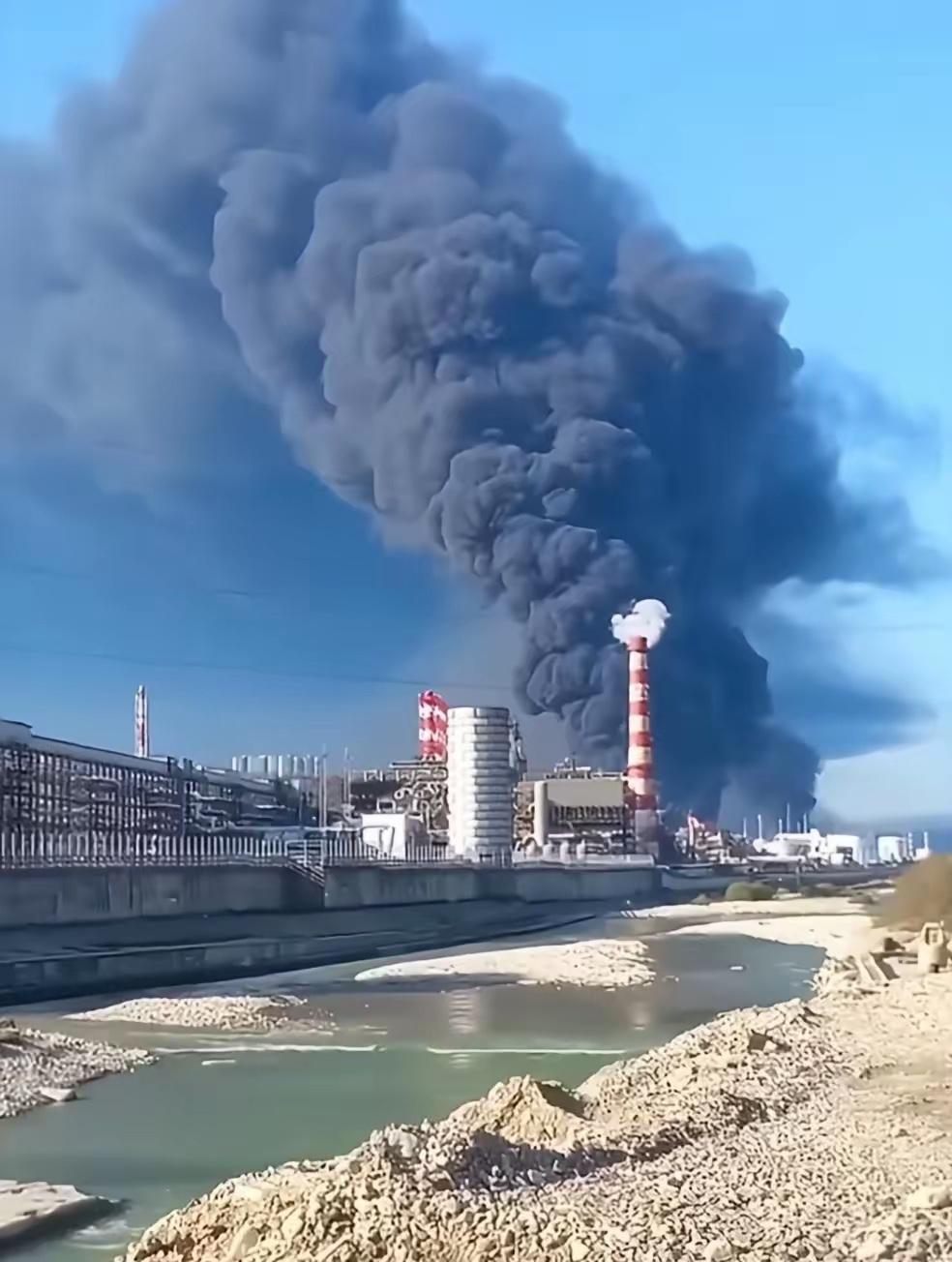 今天凌晨，乌克兰再次用无人机打击了俄罗斯图阿普谢石油精炼厂，距离上次打击仅过了4
