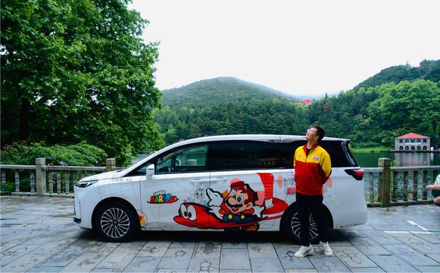 别克GL8陆尚纯电续航111公里，一般慢充两三个小时就满，有电体验会更好一些。