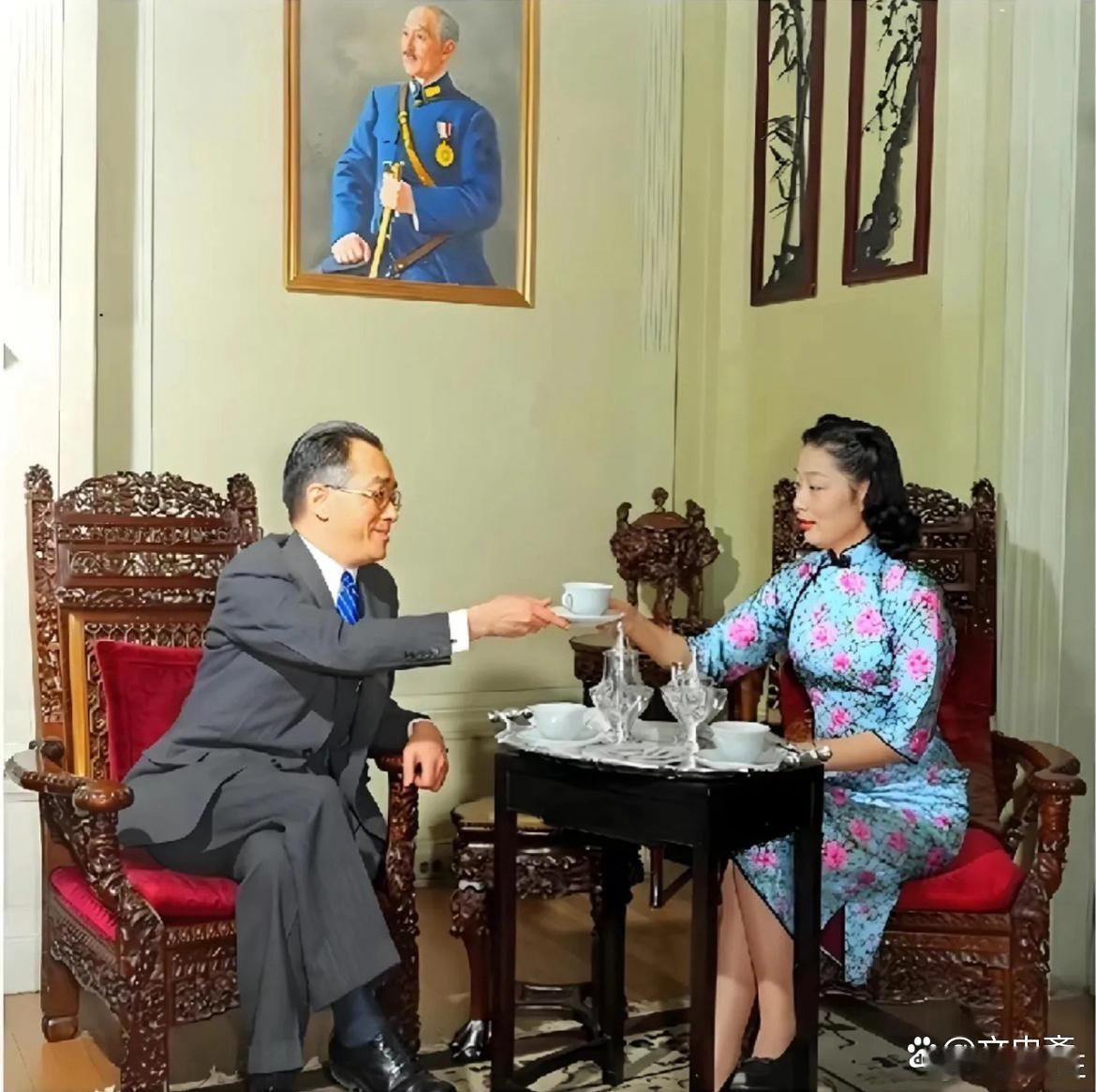 1941年，在美担任大使的胡适在使馆内，与秘书游建文夫人张太真品下午茶时的留影，