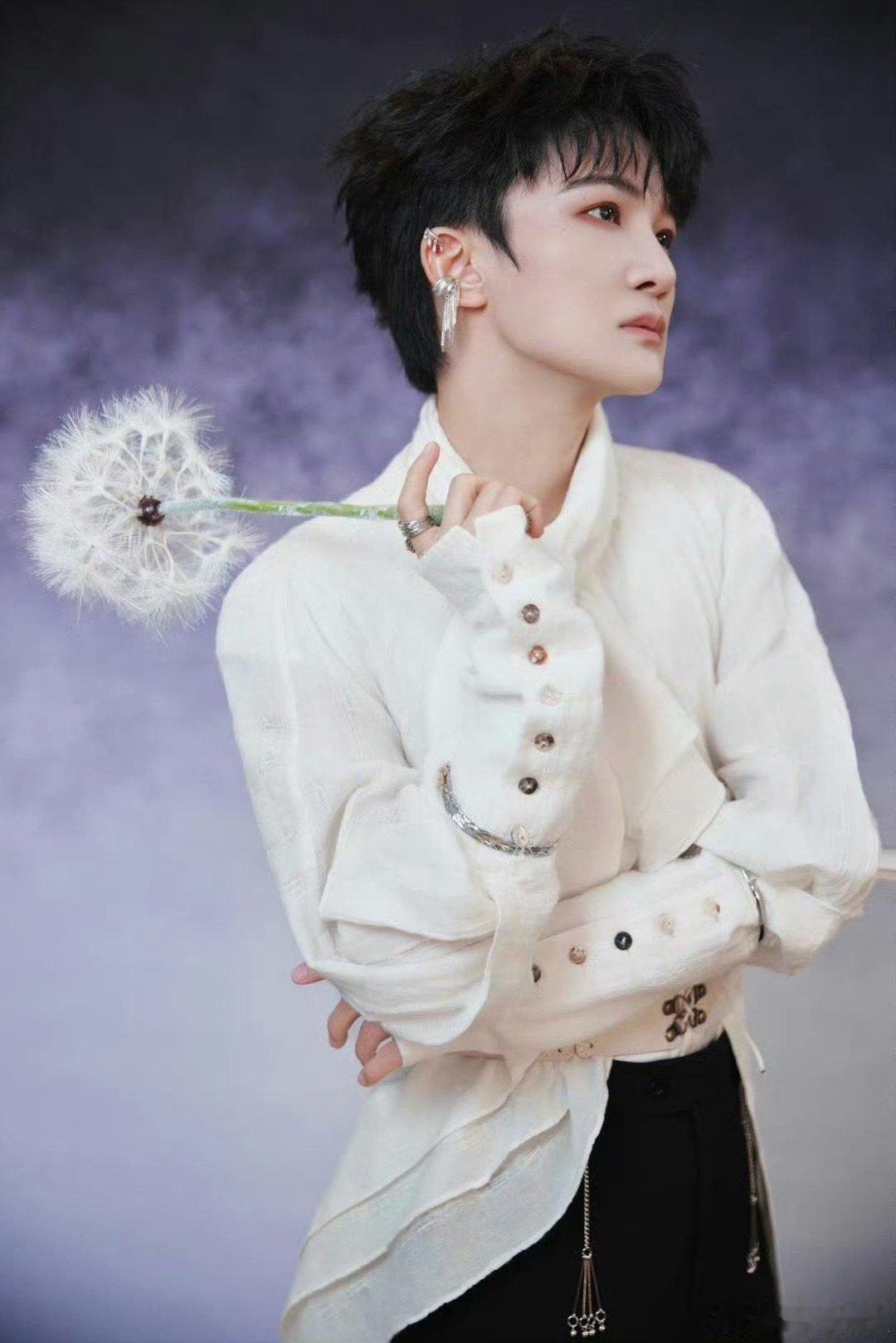 周深：我用鸡毛练气息！观众：你看我们信吗？这理直气壮编瞎话的样子，综艺感简直与生