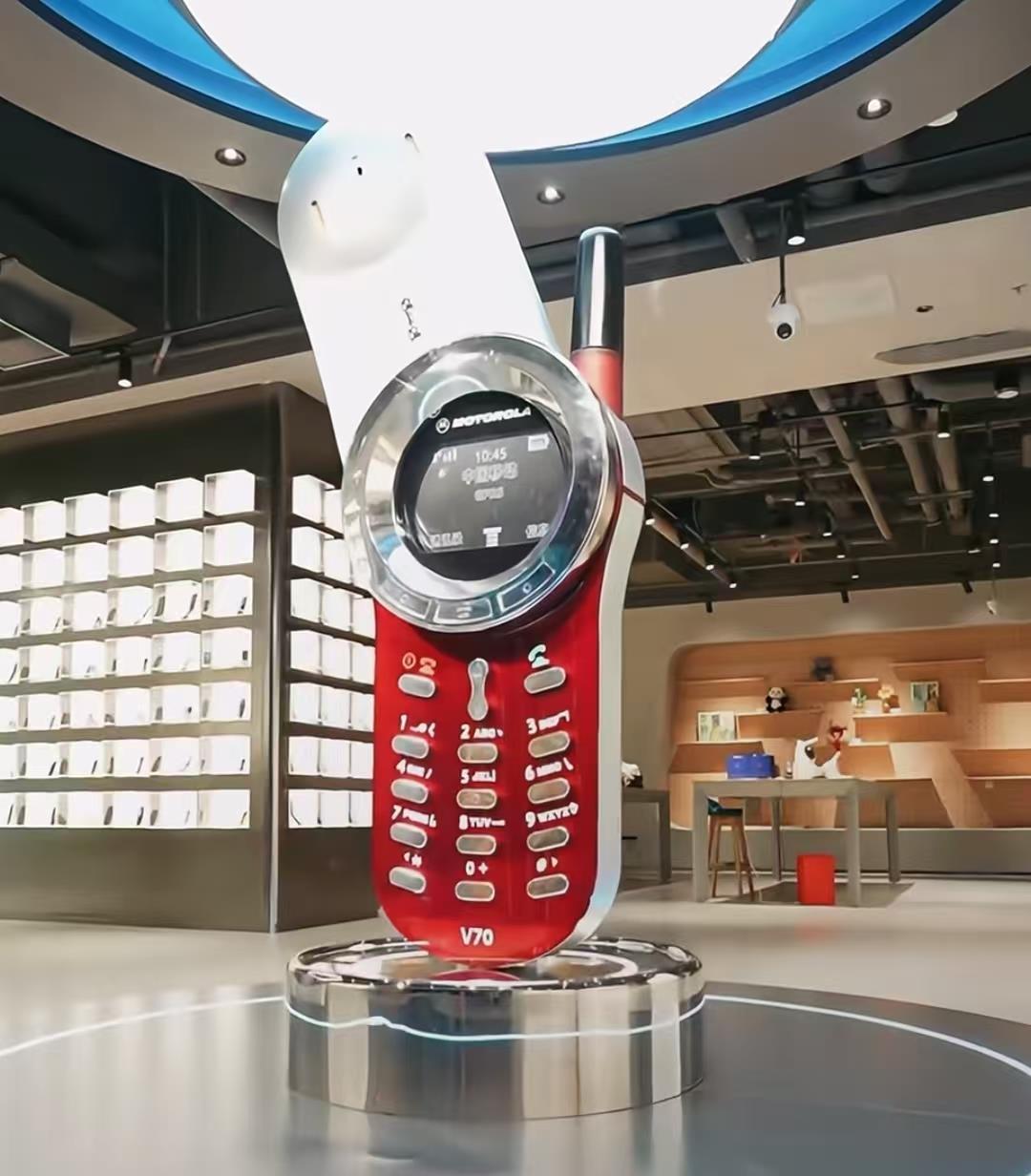 深圳华强北大神造2米高“大哥大”，能打电话还能砸核桃！这波复古杀疯了！
家人们，