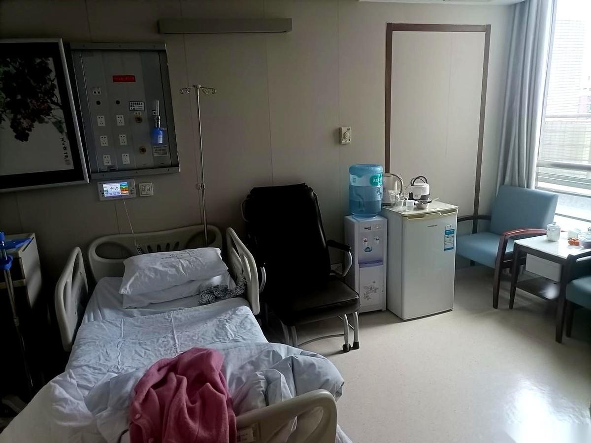 医生把单子推过来，手指在上面点了点：“每天三千，房费护理费，全自费。”
他没抬头