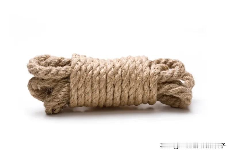 大哥送货去东北绳子冻成铁疙瘩 12月19日，黑龙江哈尔滨气温低至零下20℃，一位