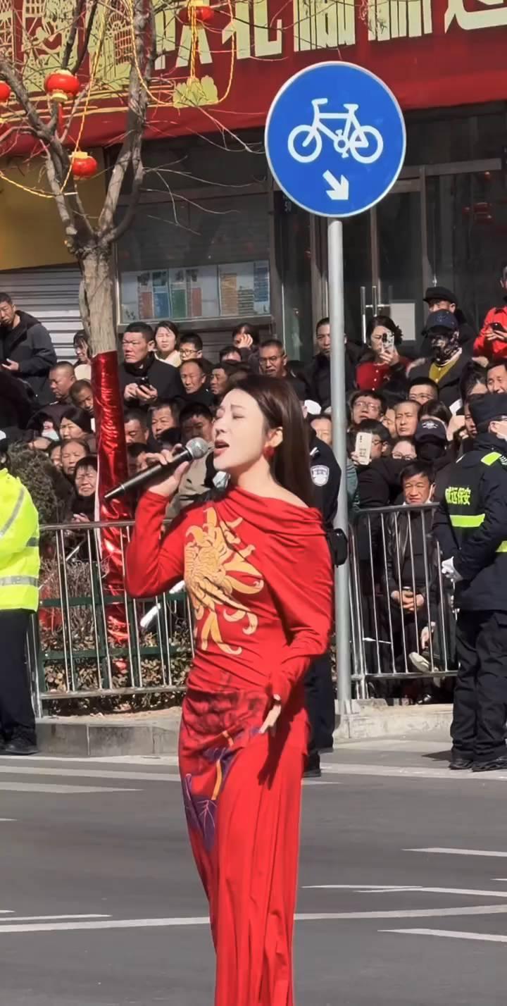 什么样的寂寞你最懂？黄土高坡留下多少没做完的梦，听惯了呼啸耳过大风吹，日出日落陪