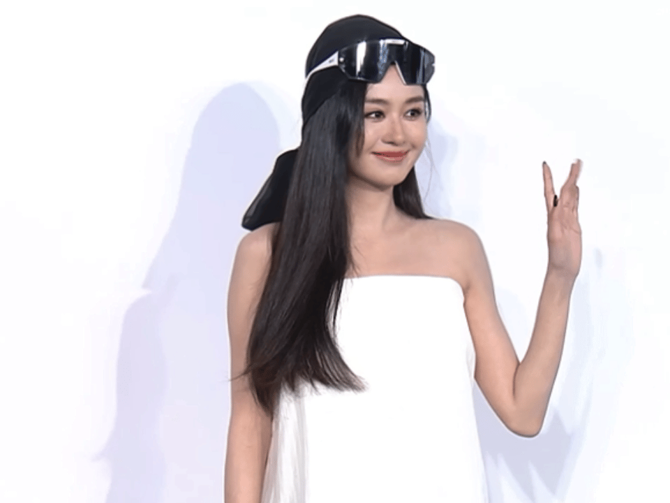 嘉人红毯  郑合惠子甜美的俏皮与朋克的不羁在她身上达到了完美的平衡，宛如从时尚梦