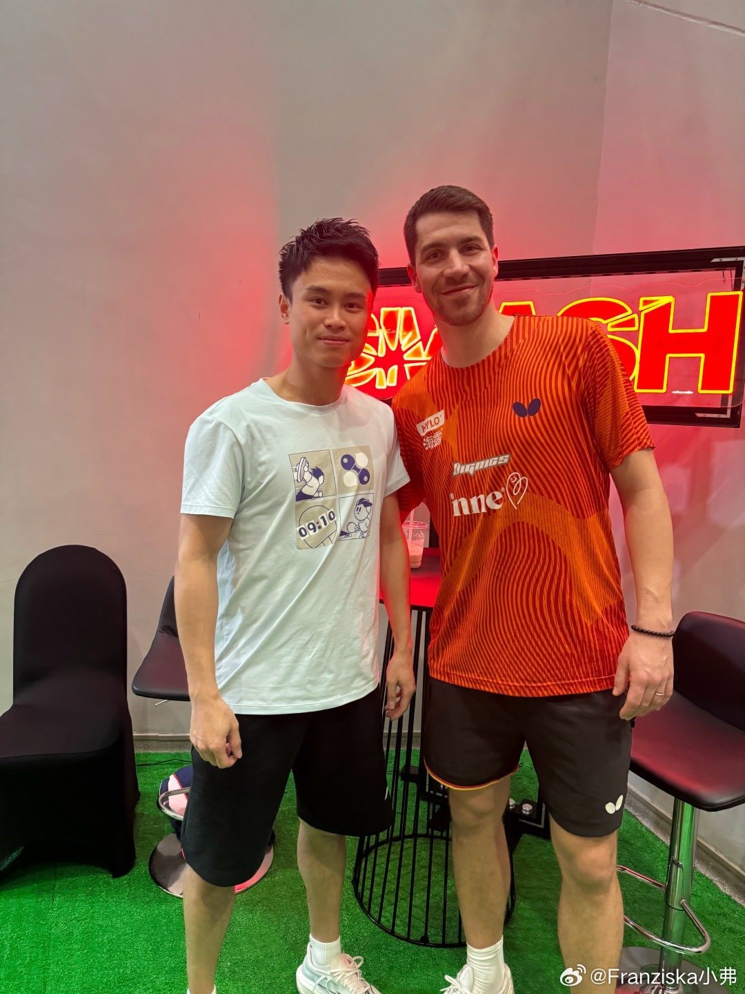 小弗是懂得专门和豪兄弟合影