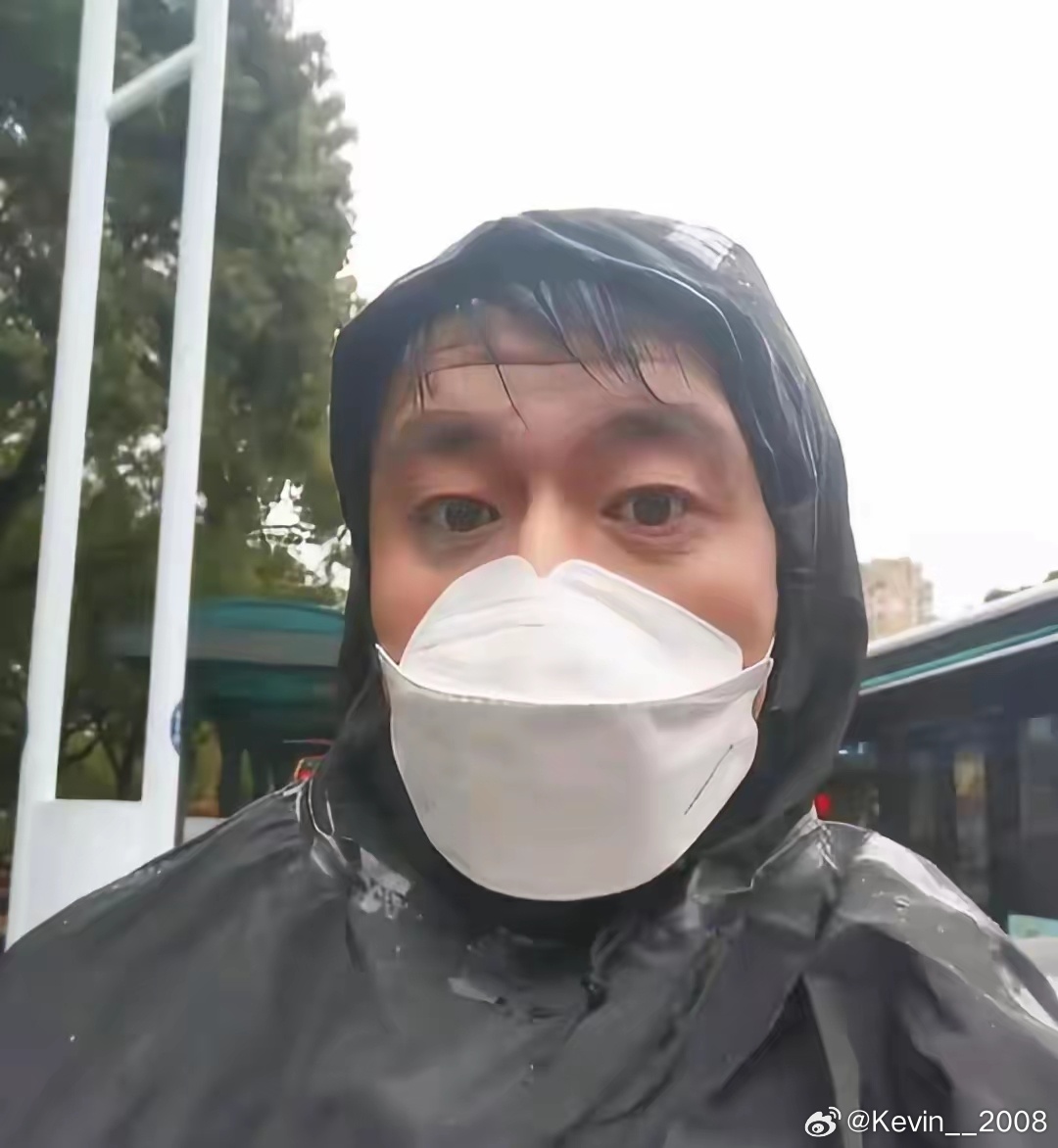 谁能想到，张雪峰资产上亿，每天却骑电动车出行没有丝毫亿万身价老板的奢侈生活，经常