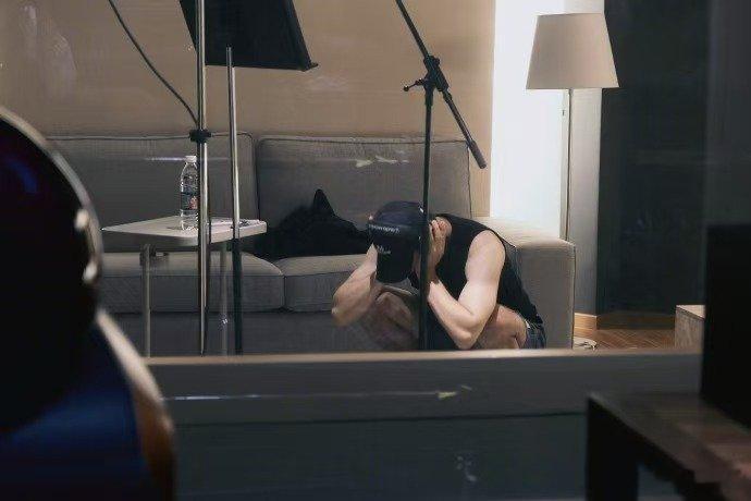 李光洁披哥初舞台选曲曝光披荆斩棘 之前直播里李光洁神秘兮兮不肯说歌名，原来是《人