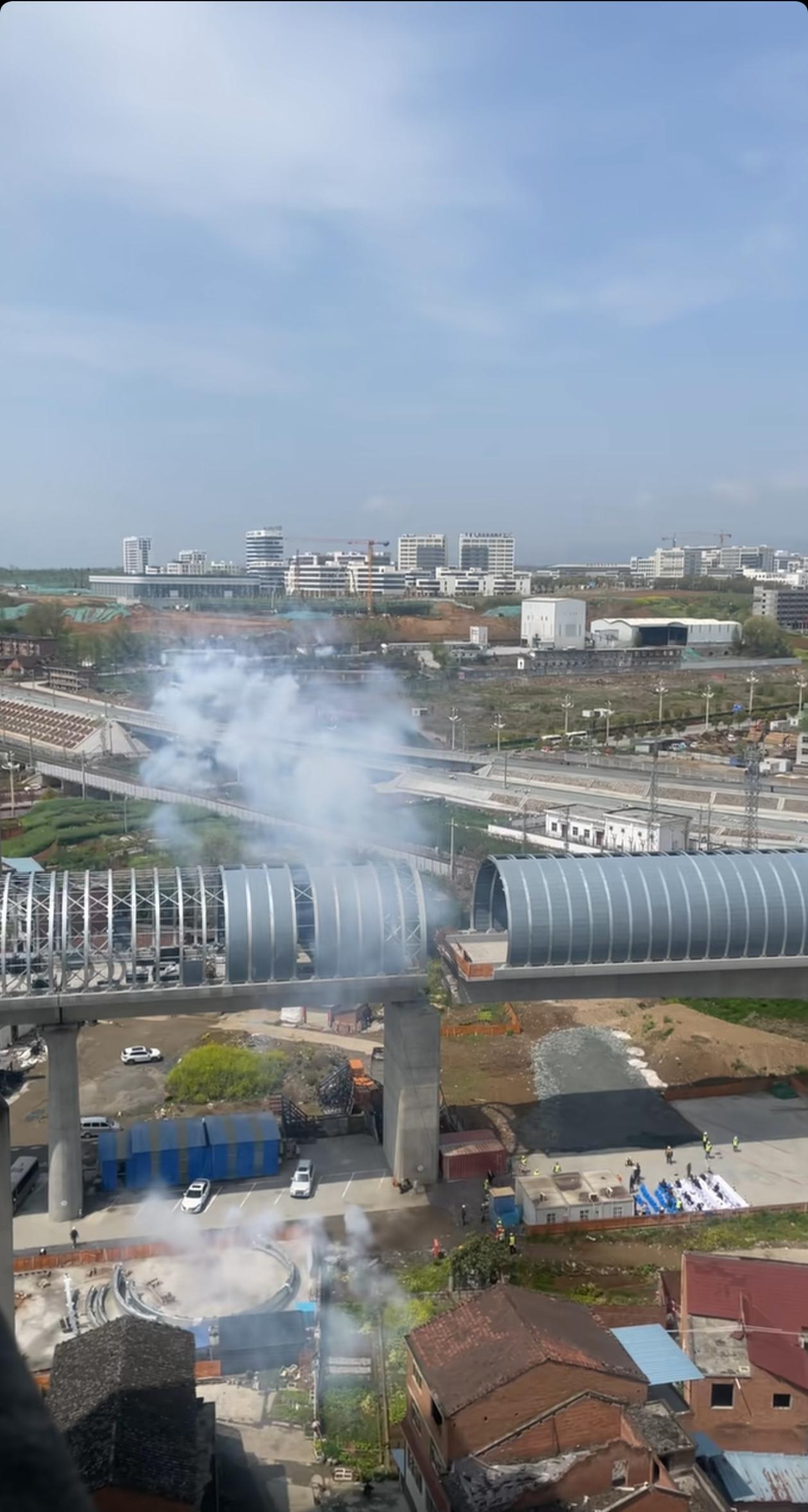 恭喜康渝高铁转体桥成功实现转体，为基建狂魔、大国工匠点赞👍🏻。图一是今天刚刚