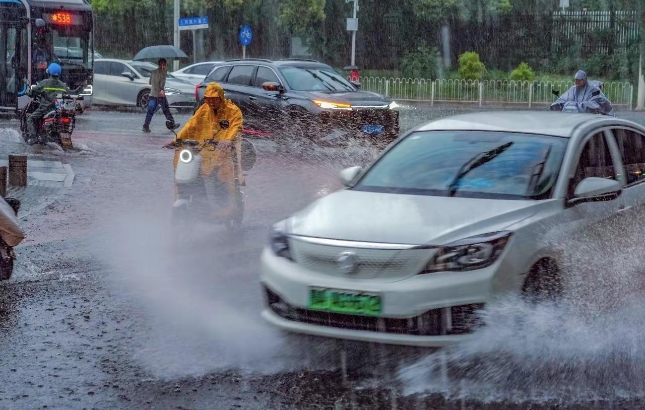 湖北已成全国降水最猛烈区域！截至今天10时的24小时雨量来看，湖北恩施、宜昌、荆