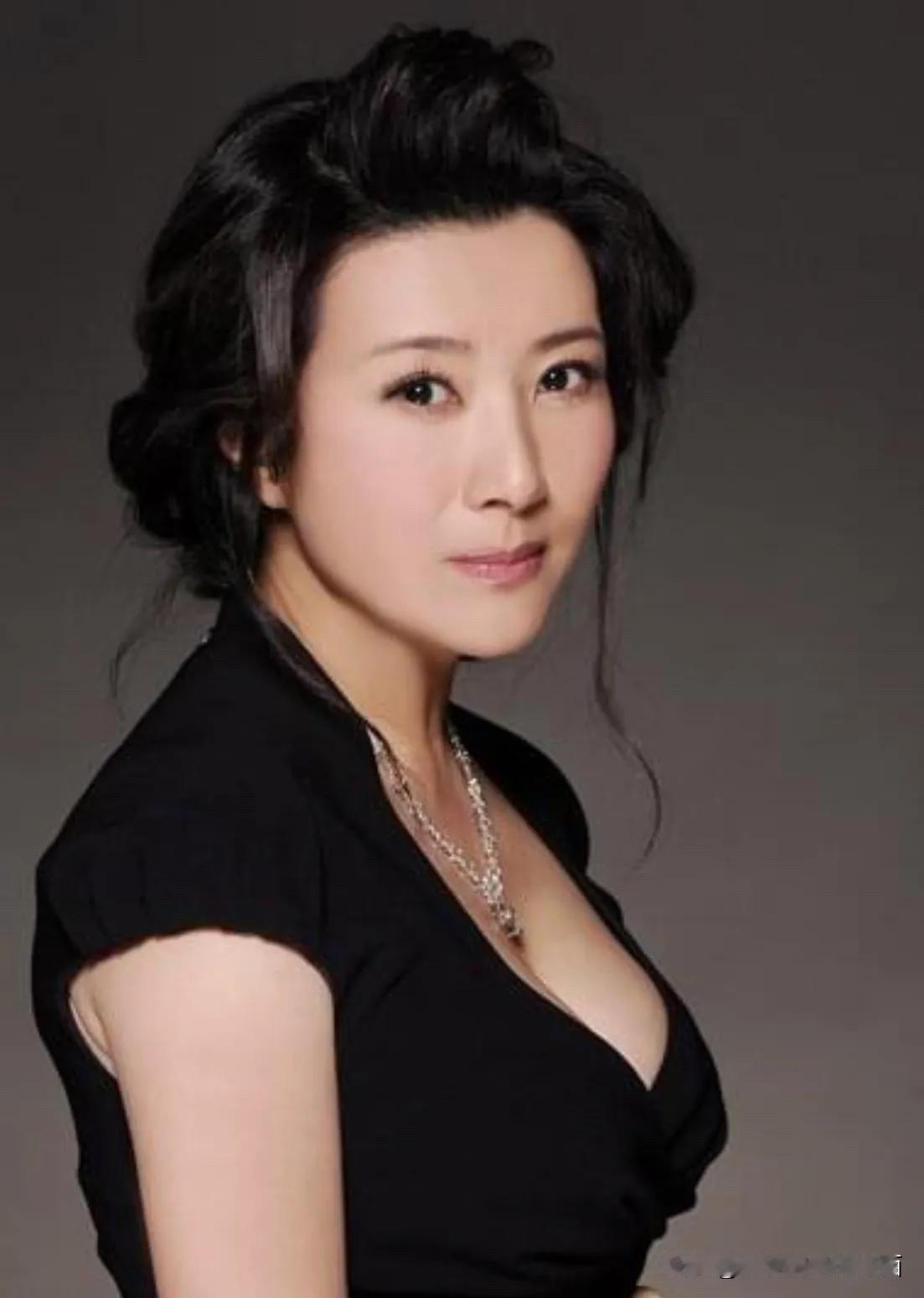这位来自山东青岛的女演员不是那种一眼就让人惊艳的美女，但她美丽优雅、皮肤白皙、身