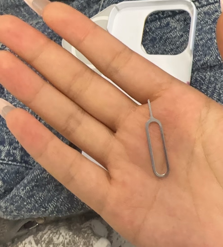 一直以为取卡针的作用只有换电话卡以前单纯觉得取卡针就只能更换手机卡，没想到还有应