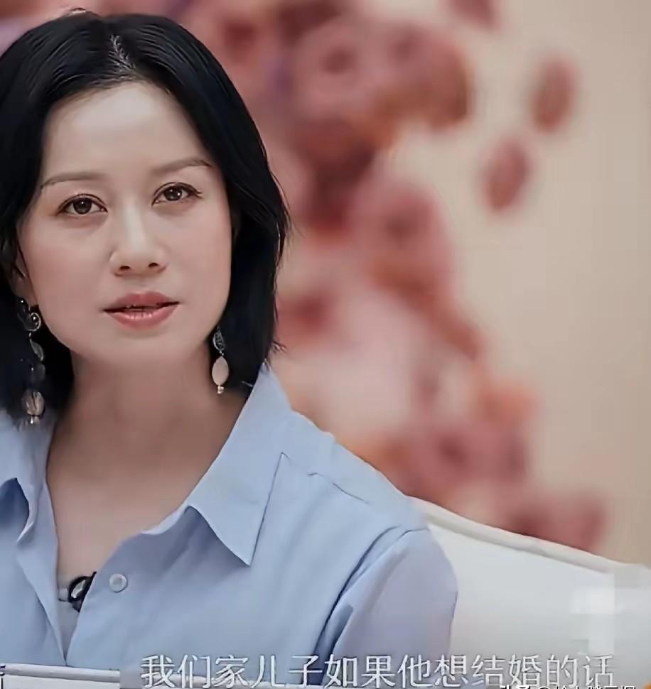 倪虹洁在节目里被问儿子什么时候喊过妈，她想了三秒，说2017年。
2017年到