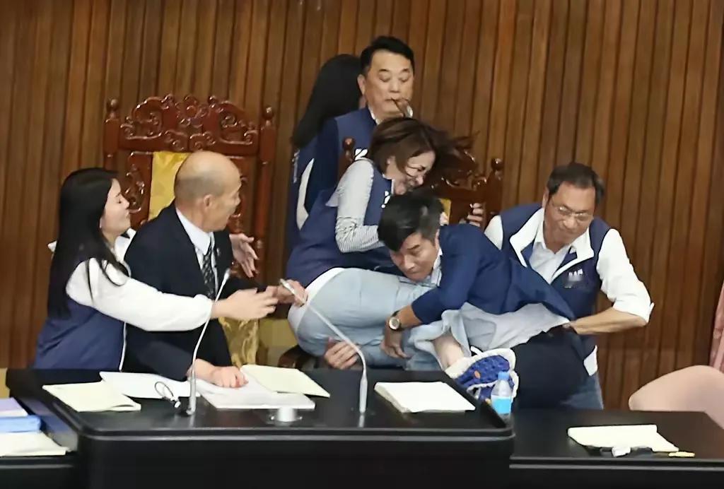 这算不算性骚扰？！！！
     男主角：民进党籍“立委”；
     女主角：