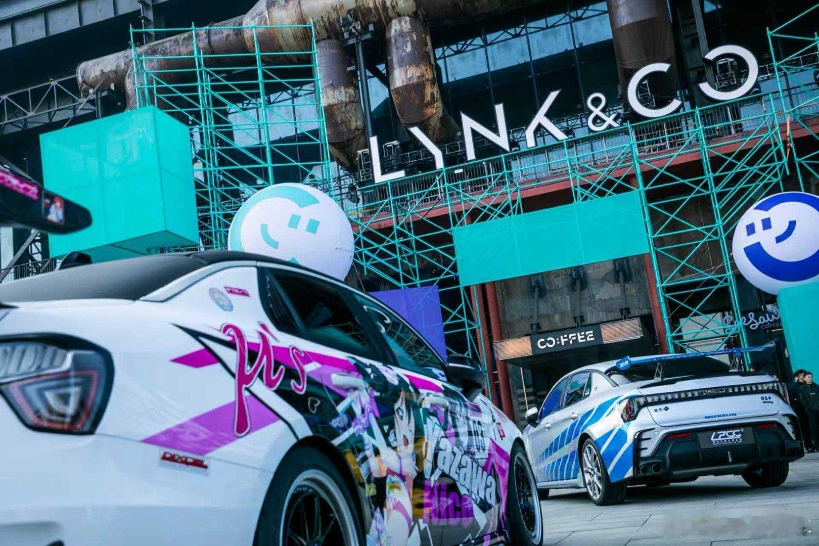 我这边正在参加领克Co客大会，远在长沙的我妈正在逛街看到了一台领克900说车里坐