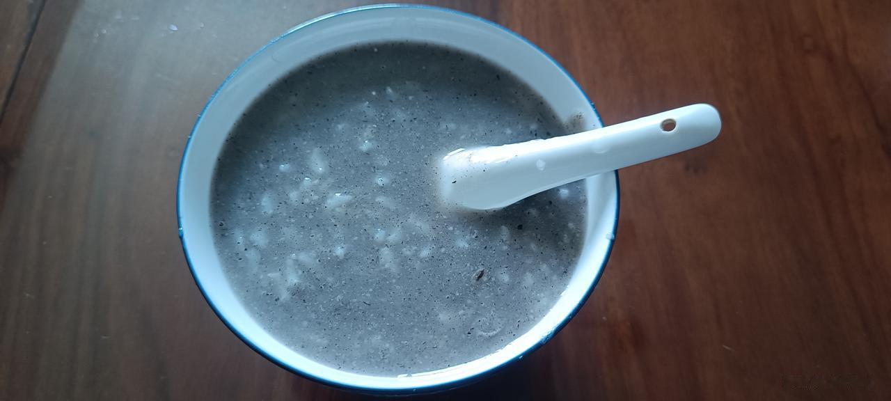 降暑上品
前几天，一个偶然的机会，在常州武进的厚余，买了一袋黑麦粉，回家根据豆包