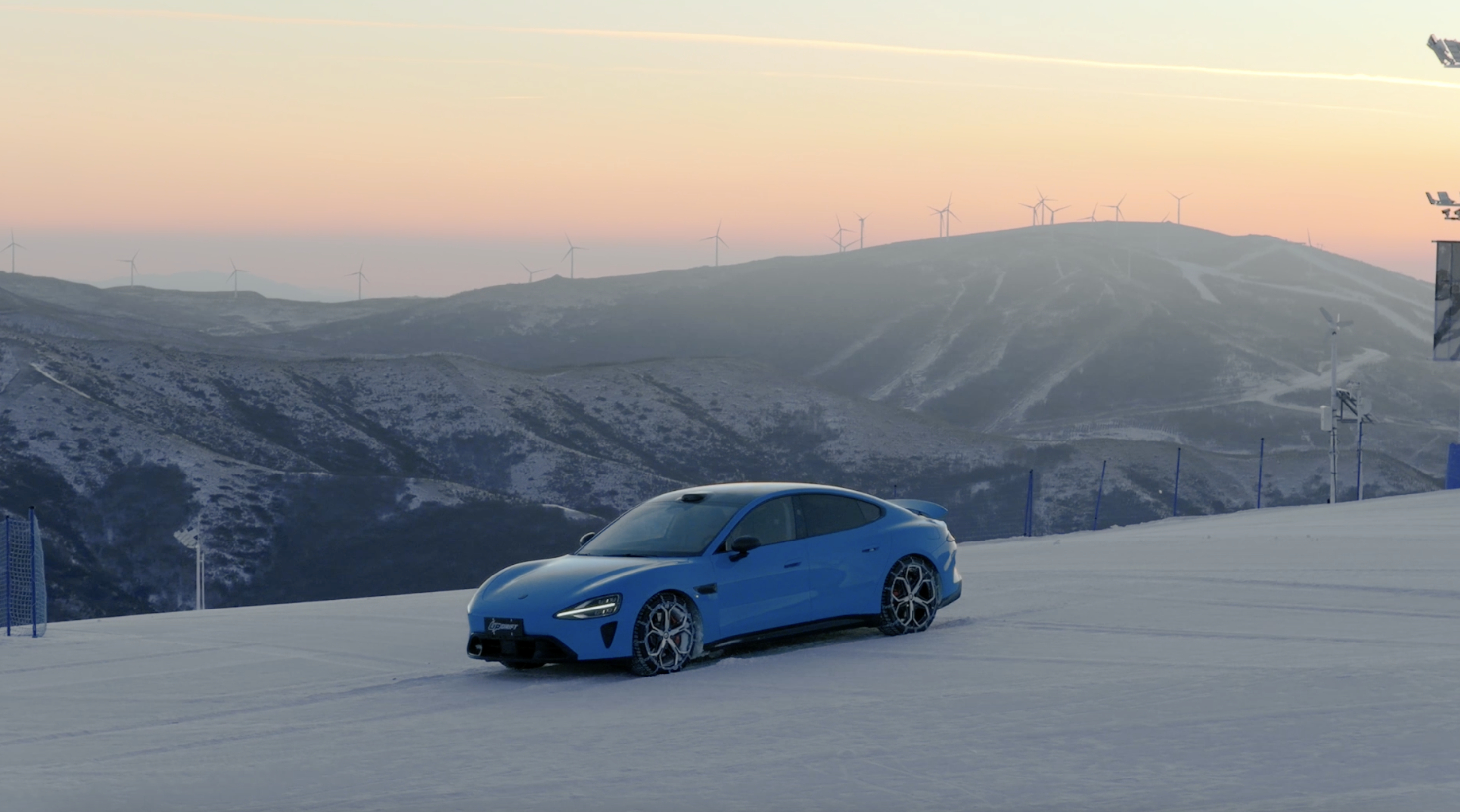 博主开新SU7在崇礼漂移我们新一代SU7就是这个硬帅在雪景里真正get到卡布里蓝