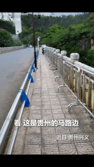 有一种震撼叫：贵州的马路边，网友镜头随意一转…前一秒，你的视线还被那一方狭窄的灰