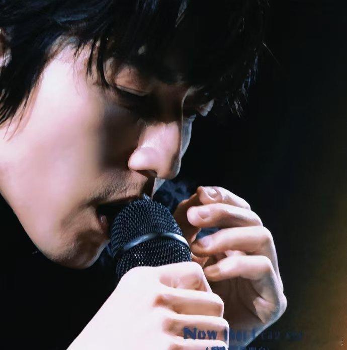 林宥嘉从台北背电话机到声生不息 哇，林宥嘉从台北背电话机到节目现场，这舞台品味太