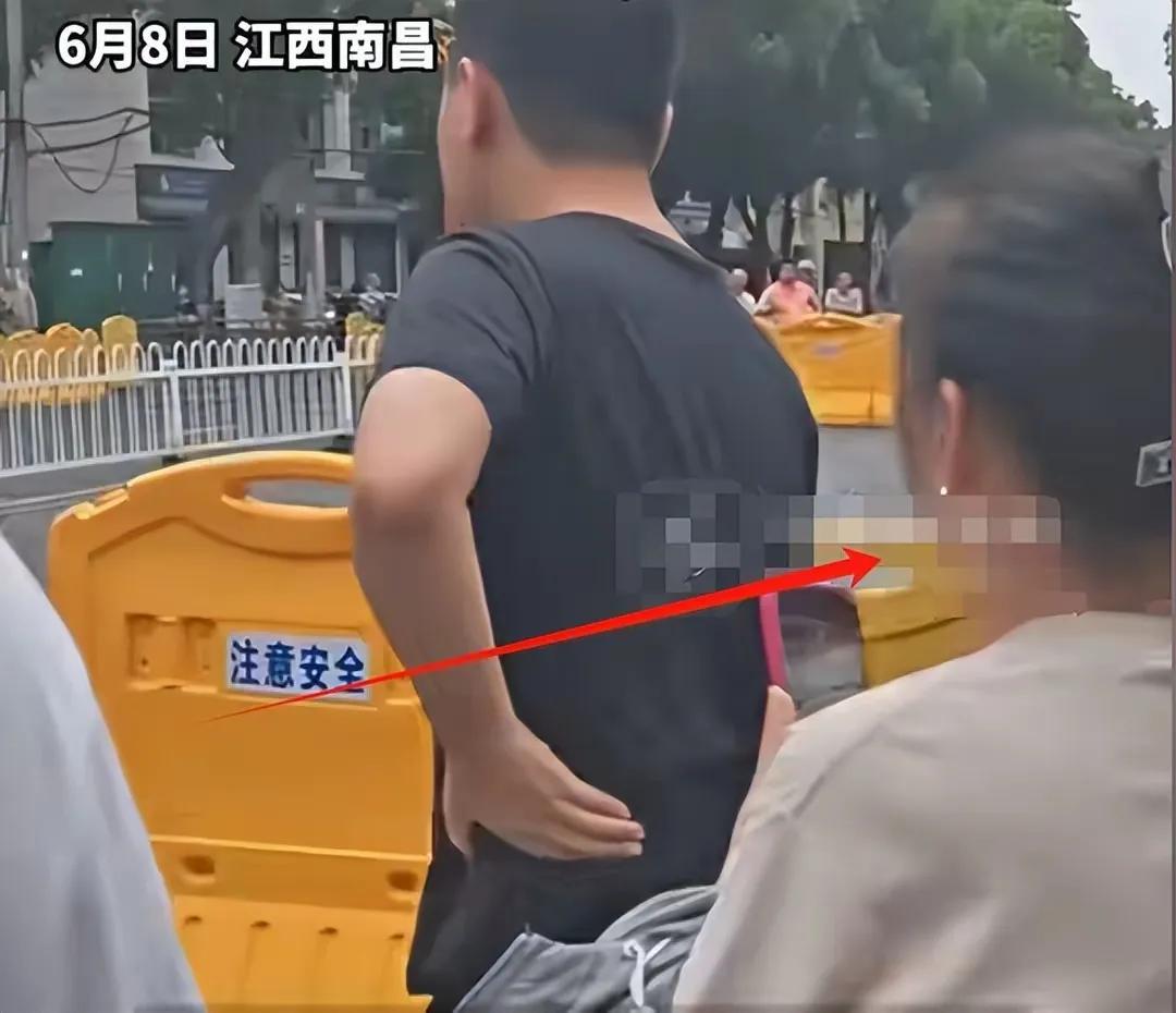 高考迟到一分钟会怎么样？去年江西南昌，一个男孩给出了答案：150分变0分。他站在