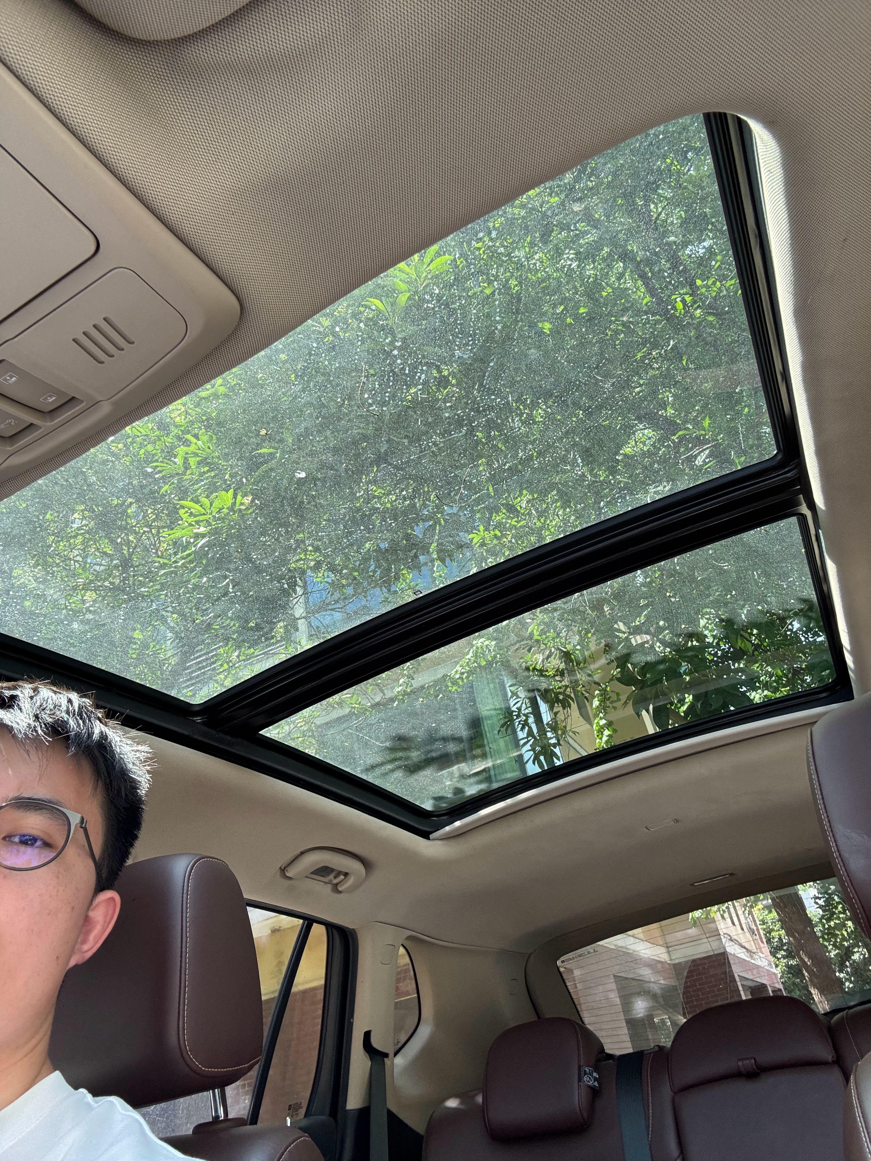 车停户外还没关天窗，上车直接给我烤熟了 