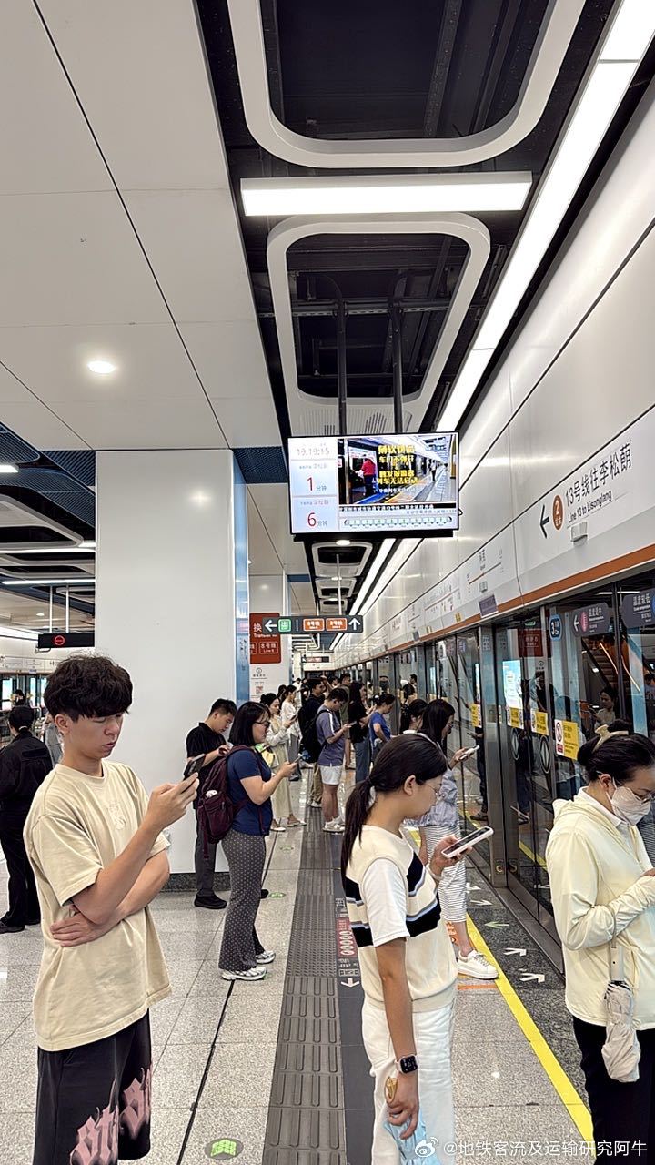 深圳地铁 投稿：2026-07-21，周二，19点19，深圳地铁2/13号线科苑