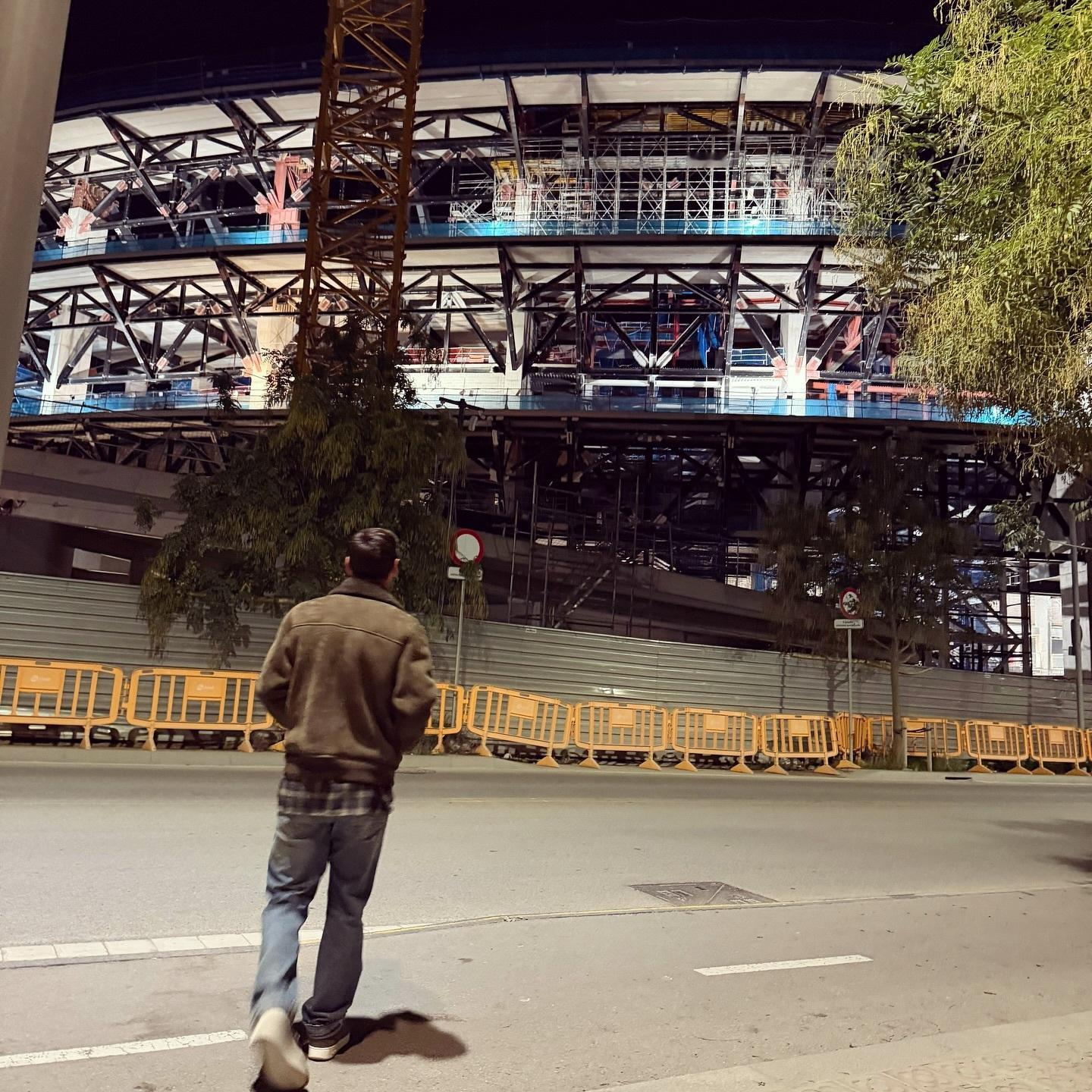 晚上，喧嚣一天过后，安静下来的诺坎普工地。梅西走到附近，决定进去看看，尽管他没有