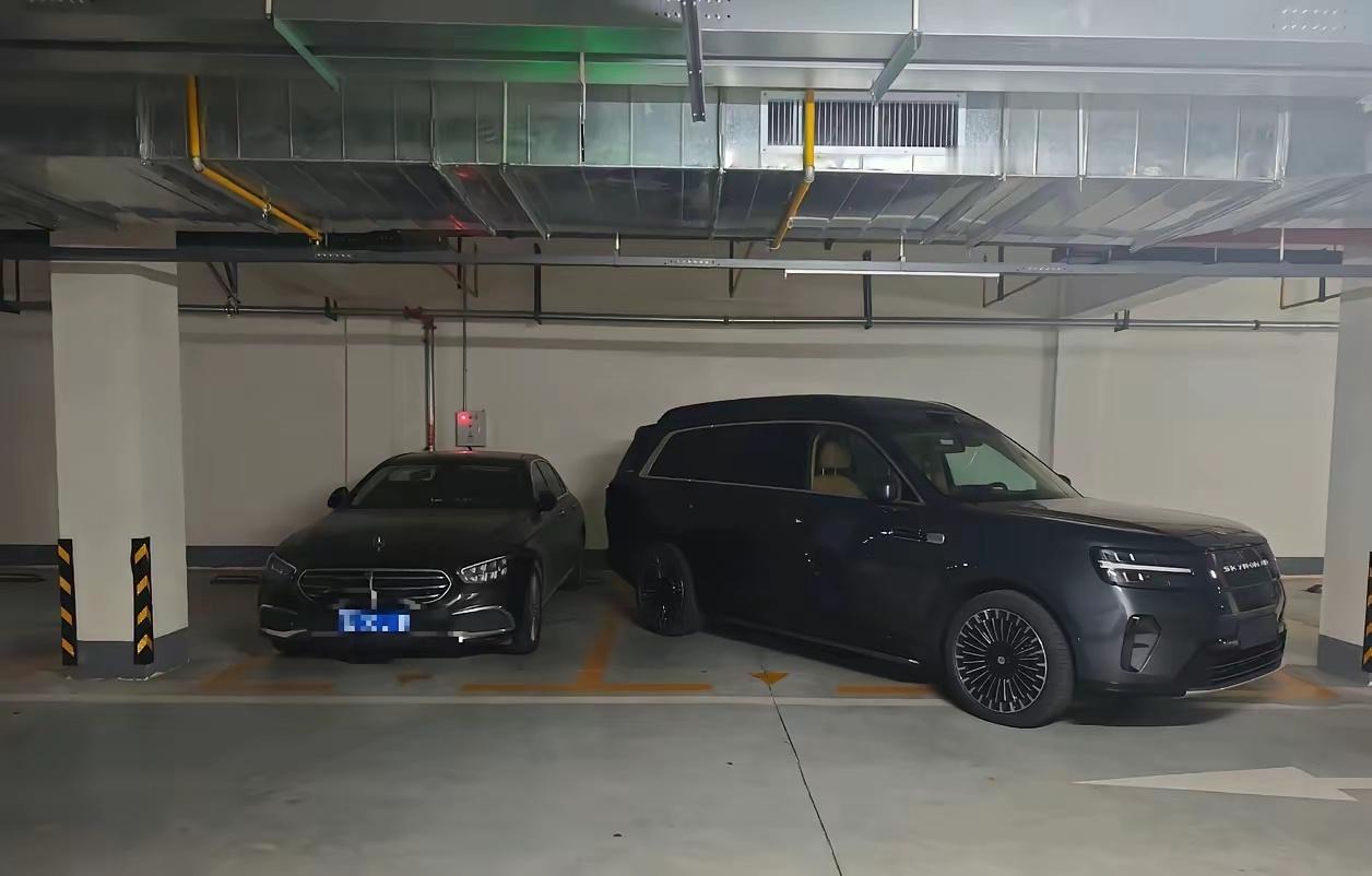 上周在科技园地下车库撞见小米鹏程的车，直接斜着停在车位，他的车右后轮还压在了车位