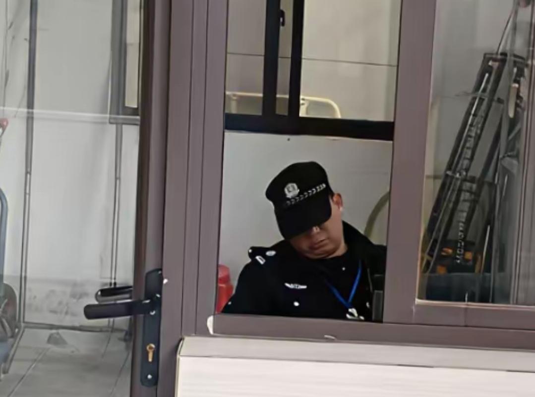当保安上夜班是不能随便睡觉的，但有人说当保安一个月就拿两三千块，上夜班不睡觉干嘛