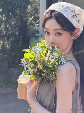 宋轶美我一大跳宋轶也有捧花神图了 宋轶也有捧花神图了，真的是美的我一大跳的呀，姐