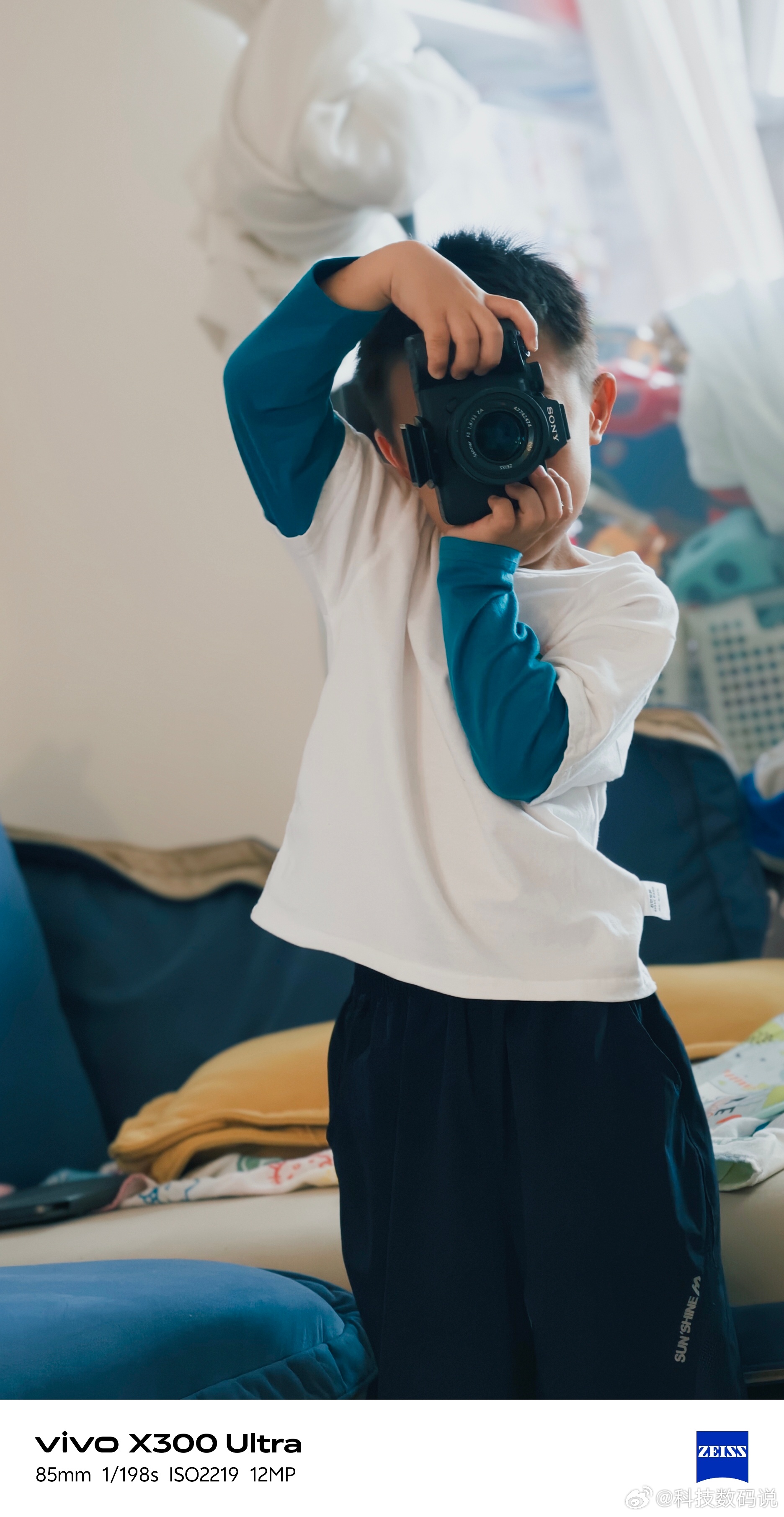 男孩子对数码产品就是天气感兴趣，哥哥拿着相机就是一顿咔咔拍，还挺有模有样，别说图