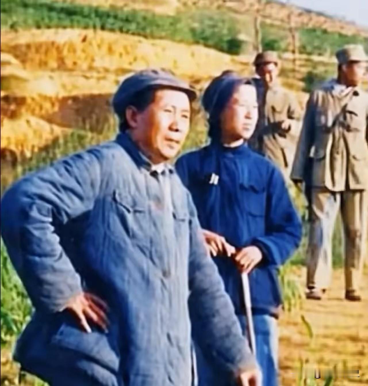 如今我们翻看这张老照片，看似朴素寻常的画面，背后却是解放战争最凶险、最关键的一段
